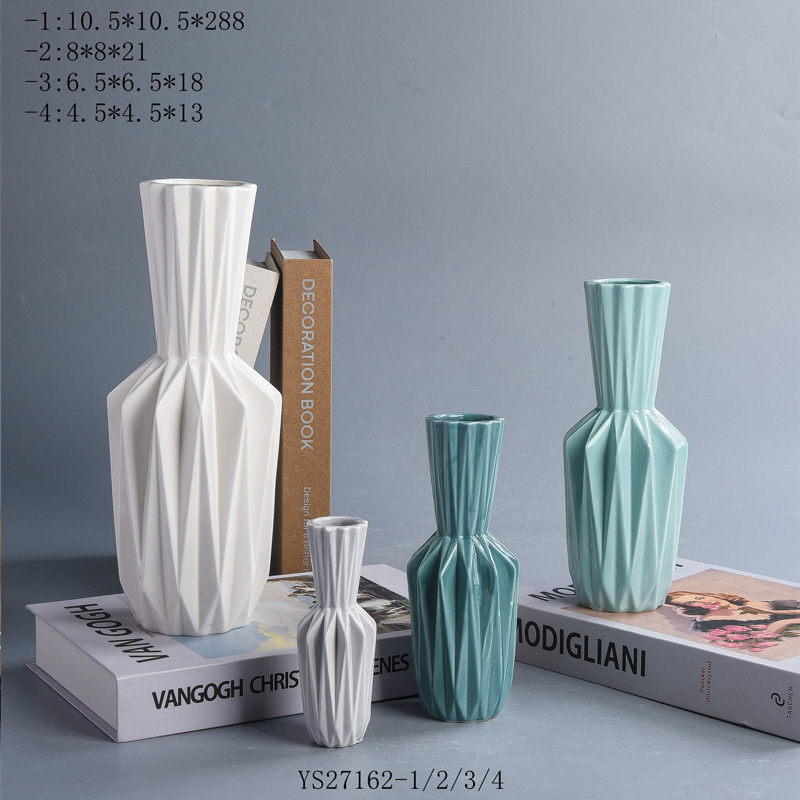 Porcelain Vase - WV240011